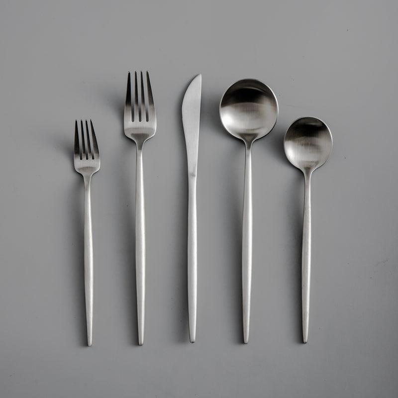 Zwarte roestvrijstalen bestekset, 24-delig, elegant en strak design, ideaal voor de moderne keuken.