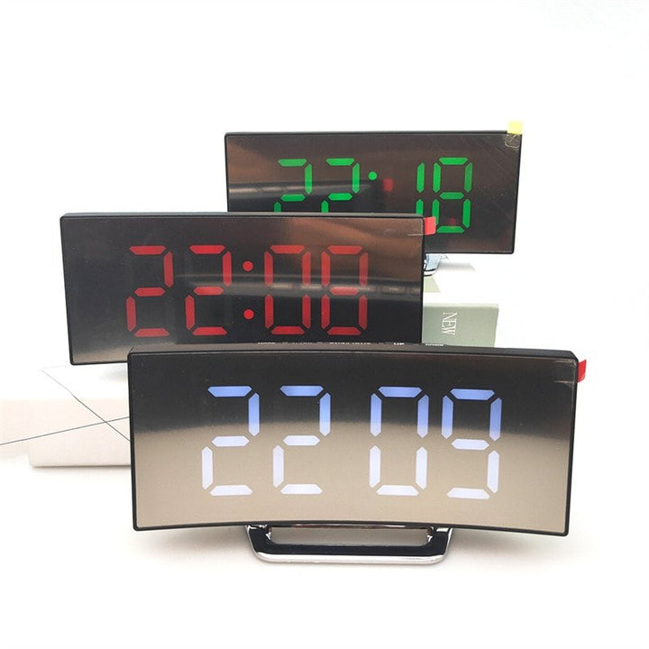 Compacte digitale wekker met gebogen LED display, ideaal voor nachtkastje. Modern design past in elke slaapkamer. Tijd & temperatuur.