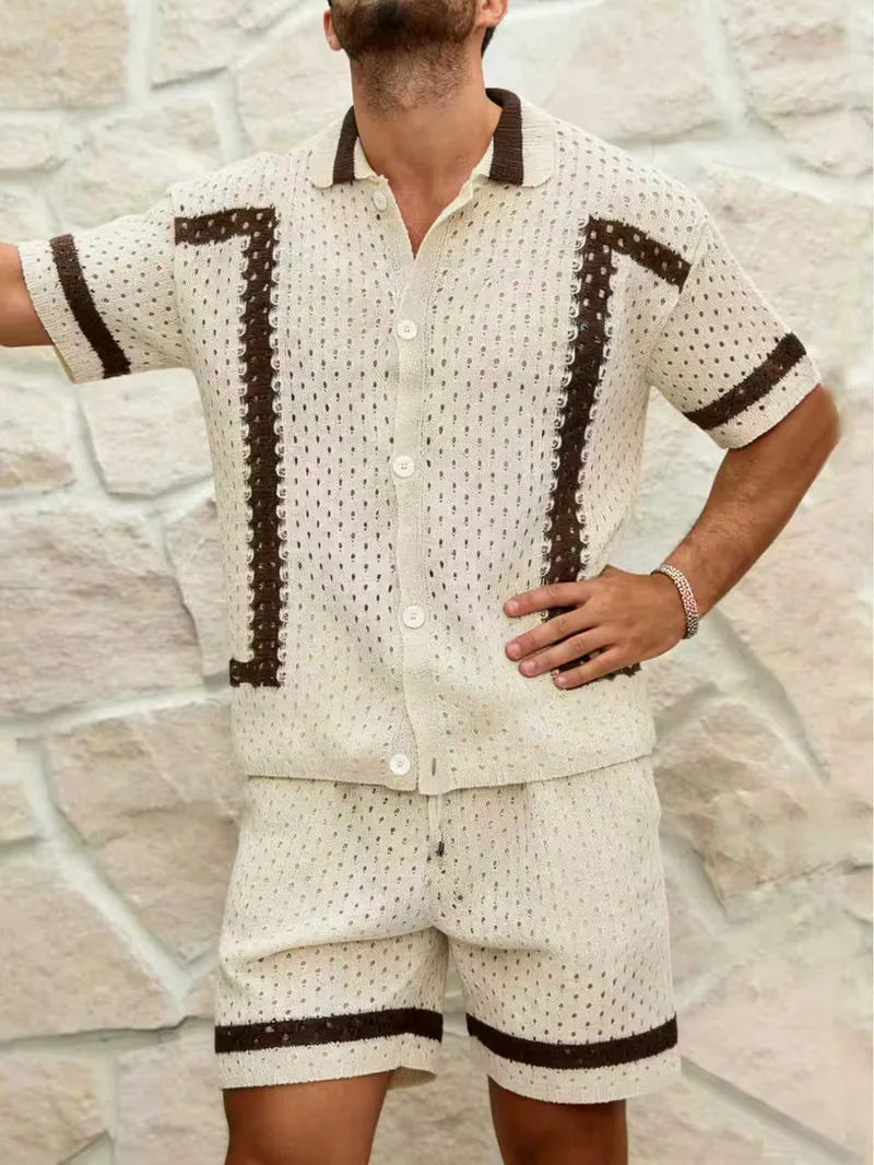Beige gebreide heren zomer kledingset met shorts en bijpassend shirt. Stijlvol voor casual dagen.