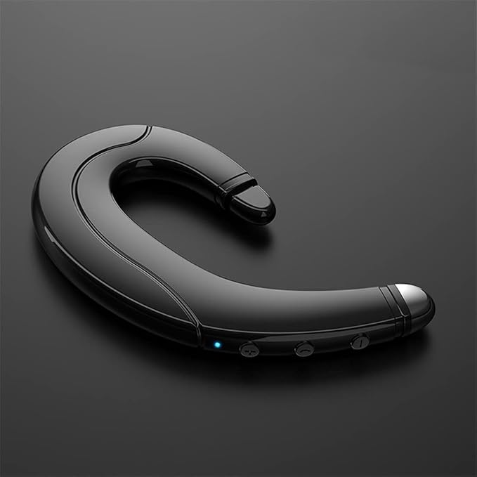 Man draagt AeroVibe draadloze bone conduction hoofdtelefoon voor handsfree bellen en muziek in alledaagse setting.