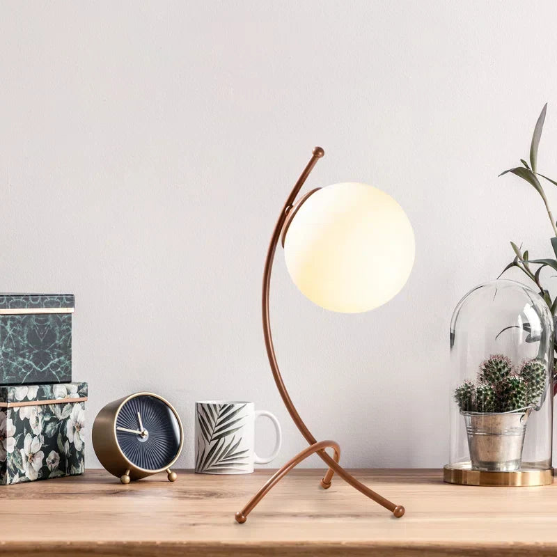 Eigentijdse Velora design tafellamp voor bureau of als sfeerlamp in interieur; perfecte decoratie met warm licht.