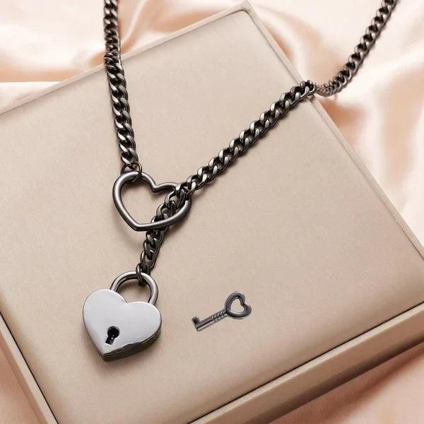 Ketting met hartslot en sleutel, krachtig symbool van liefde, verbinding en toewijding.