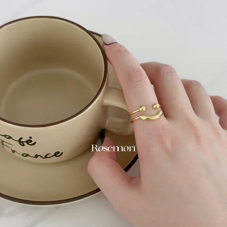 Close-up van de Mila verstelbare smiley ring, een elegant en speels verguld dames sieraad met een vrolijke touch.