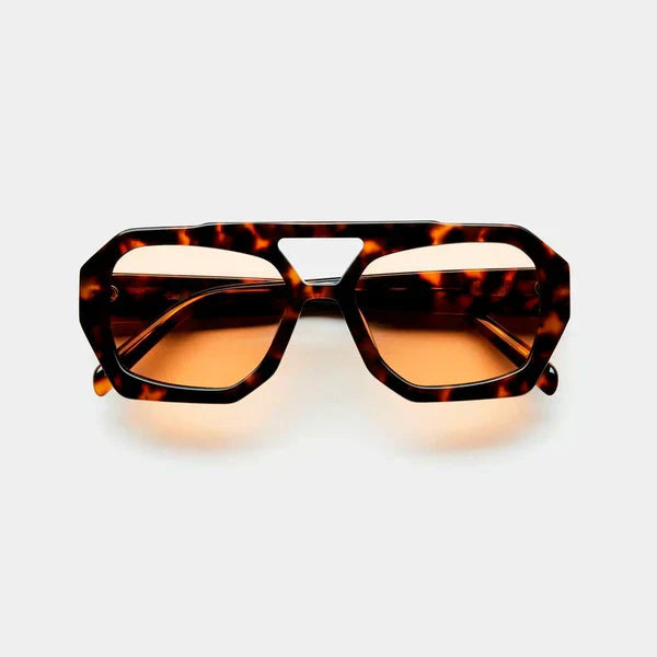 Trendy dames zonnebril 'Nova' met glamour details, bruin glas en UV-bescherming. Perfect fashion accessoire voor de zomer.
