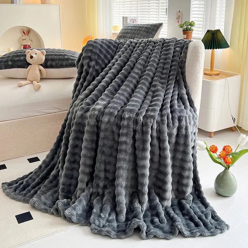 Warme fleece deken met comfortabele bubbeltextuur. Heerlijk zacht voor knusse avonden in huis.