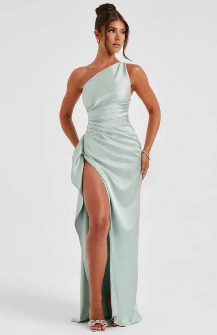 Gedetailleerde weergave van de split en de plooien in de satijnen one-shoulder feestjurk.