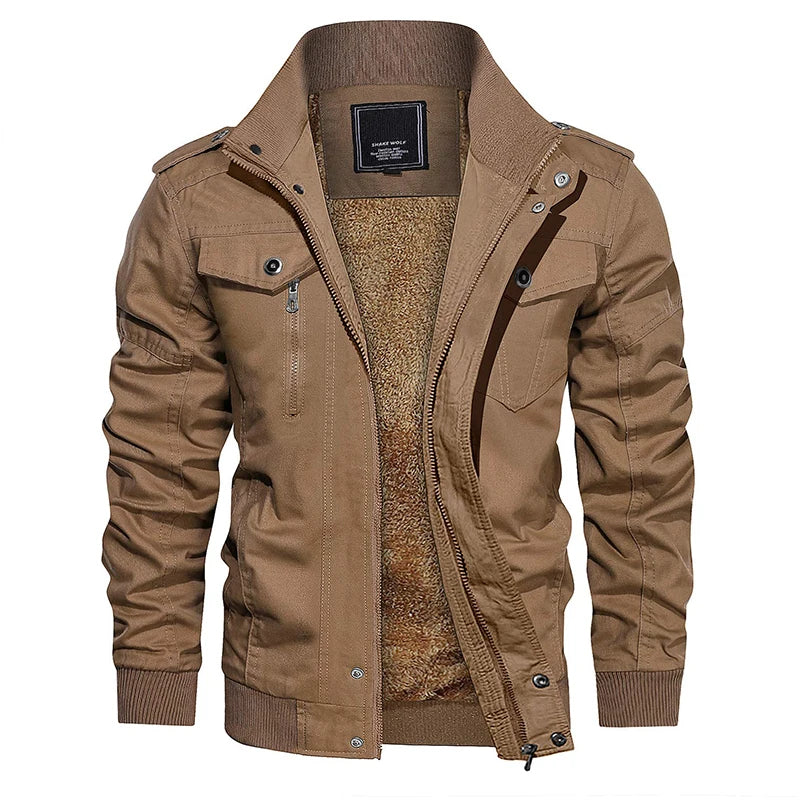 Robuuste militaire herenjas, ideaal voor stoere stijl en warmte in de winter.