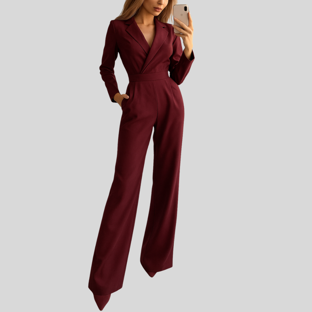 Modieuze rode dames jumpsuit met brede bandjes, een elegante en casual outfit voor elke gelegenheid.