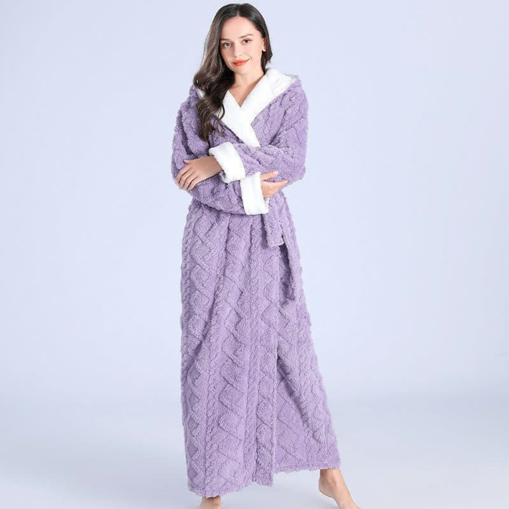 Luxueuze zachte dames badjas van dik flanel met capuchon, een warme loungewear optie in paars.