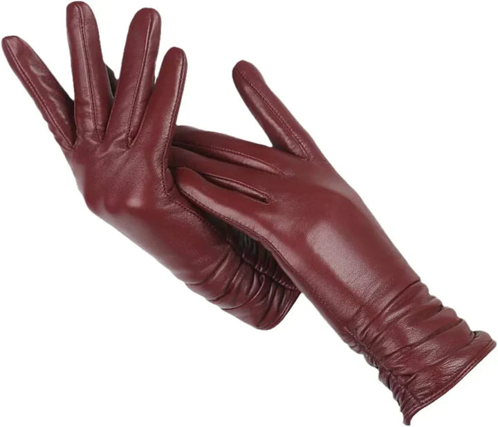 Detailopname van soepele leren dameshandschoenen met fijne stiksels. Duurzaam en stijlvol.