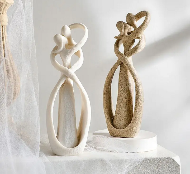 Abstract beeldje "Eeuwige Omhelzing" van geliefden, symboliseert liefde en verbinding. Perfect decoratiegeschenk.