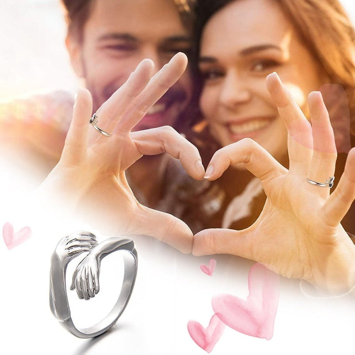 Modieuze verstelbare zilveren knuffelring, een tijdloos sieraad dat liefde en warmte omarmt.