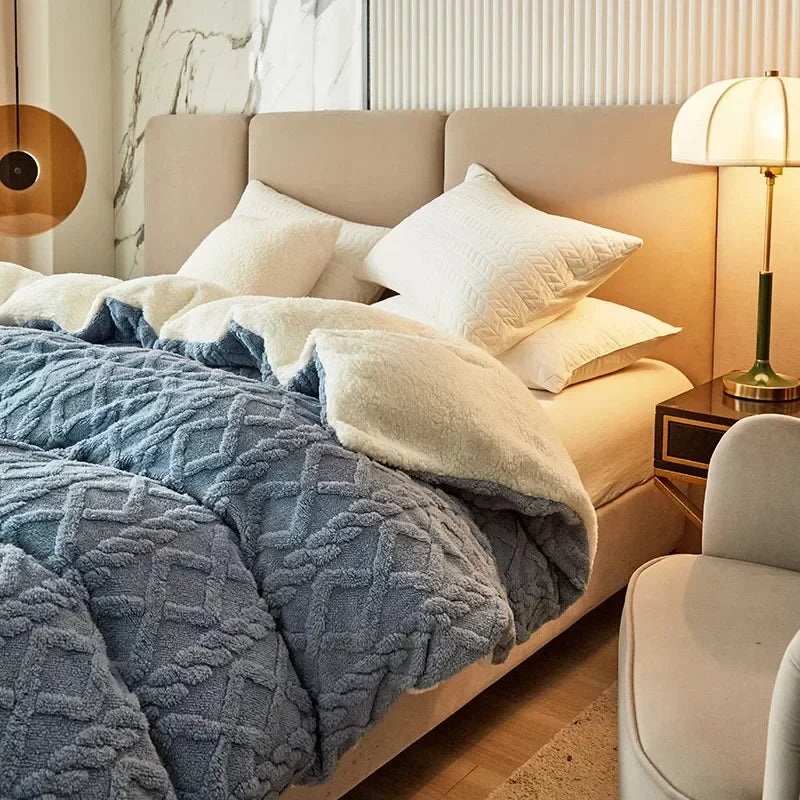 Stijlvol dubbelzijdig kasjmier-look dekbedovertrek in een moderne slaapkamer. Warm en zacht VelvetWarm beddengoed.