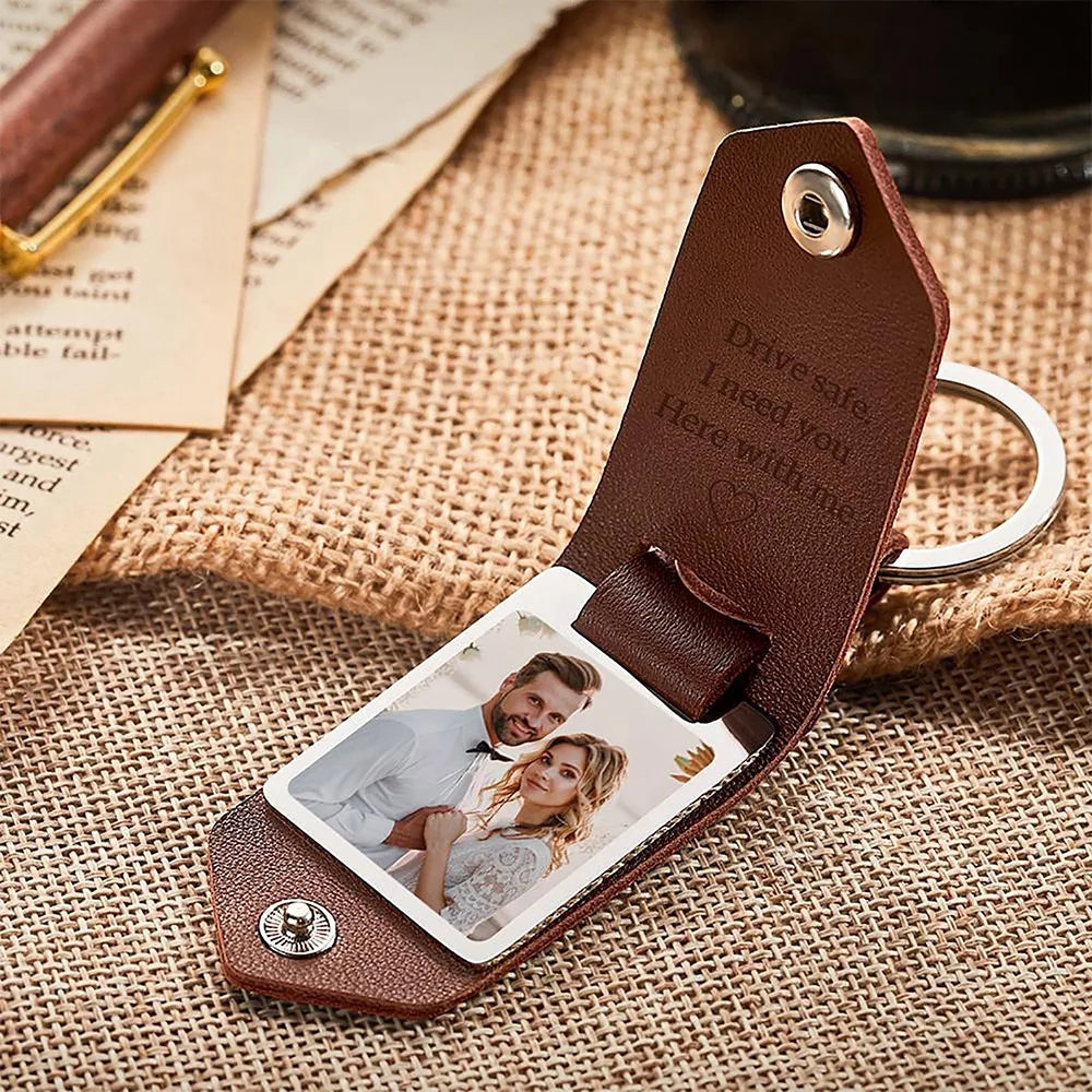 Gepersonaliseerde RomanceKey sleutelhanger voor koppels, perfect Valentijnscadeau met liefdesgravure.