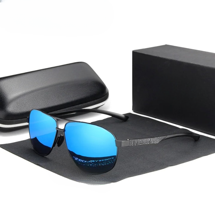 Stijlvolle heren zonnebril met gepolariseerde glazen en UV400 bescherming, perfect voor de zomer.