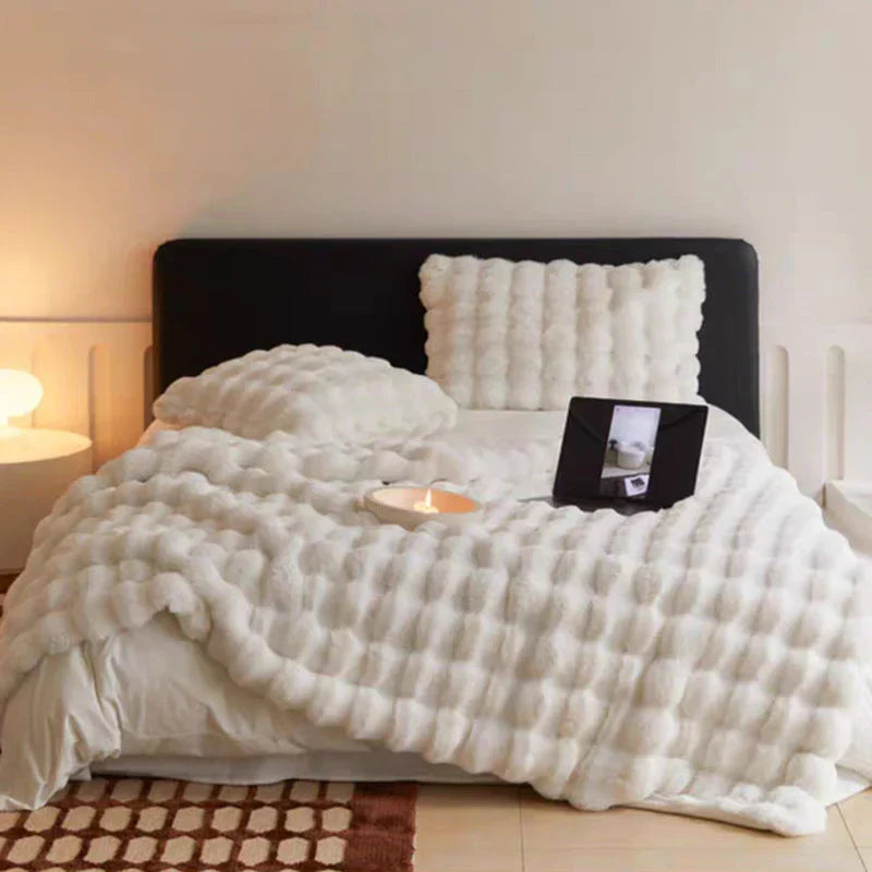 Heerlijk warme SnuggleFur deken; zacht, comfortabel plaid voor ontspanning op de bank; de ultieme warmtedeken.