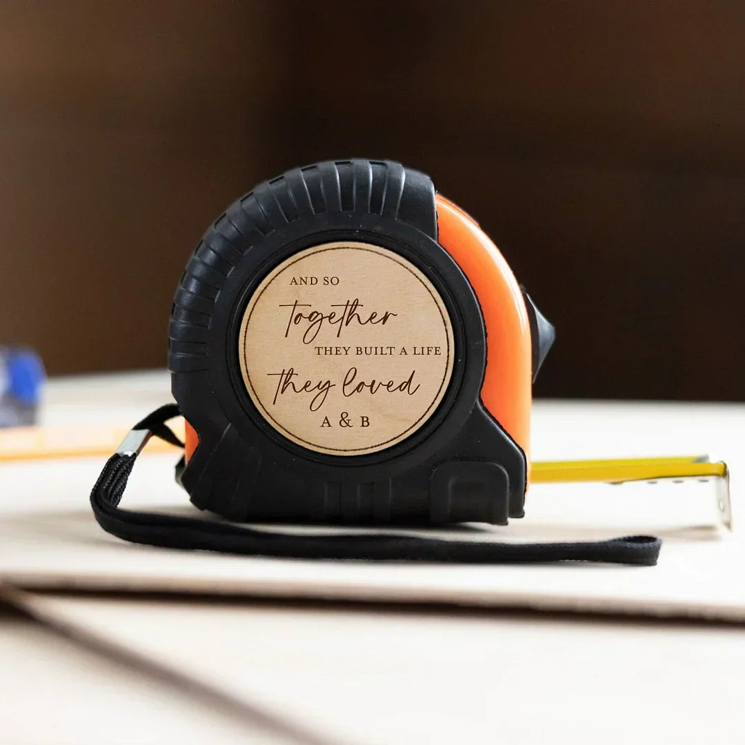 Handgereedschapset voor papa: een hamer en meetlint, uniek gegraveerd voor een persoonlijk cadeau.