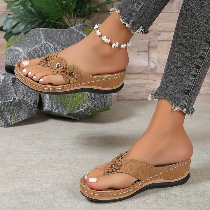 Dames comfortsandalen Liana met antislip zool en voetondersteuning, veilig en comfortabel voor buiten.