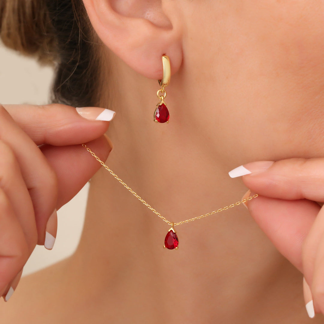 Elegante Liora dames sieradenset met dieprode granaat geboortesteen ketting en bijpassende oorbellen.