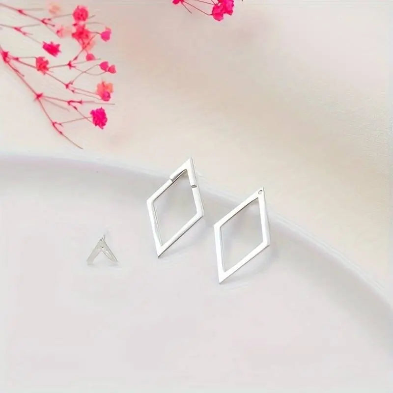 Trendy dames oorbellen: edelstaal geometrische diamant- en pijl-vorm, perfect voor een moderne look.