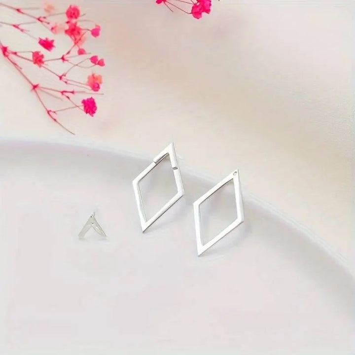 Trendy dames oorbellen: edelstaal geometrische diamant- en pijl-vorm, perfect voor een moderne look.