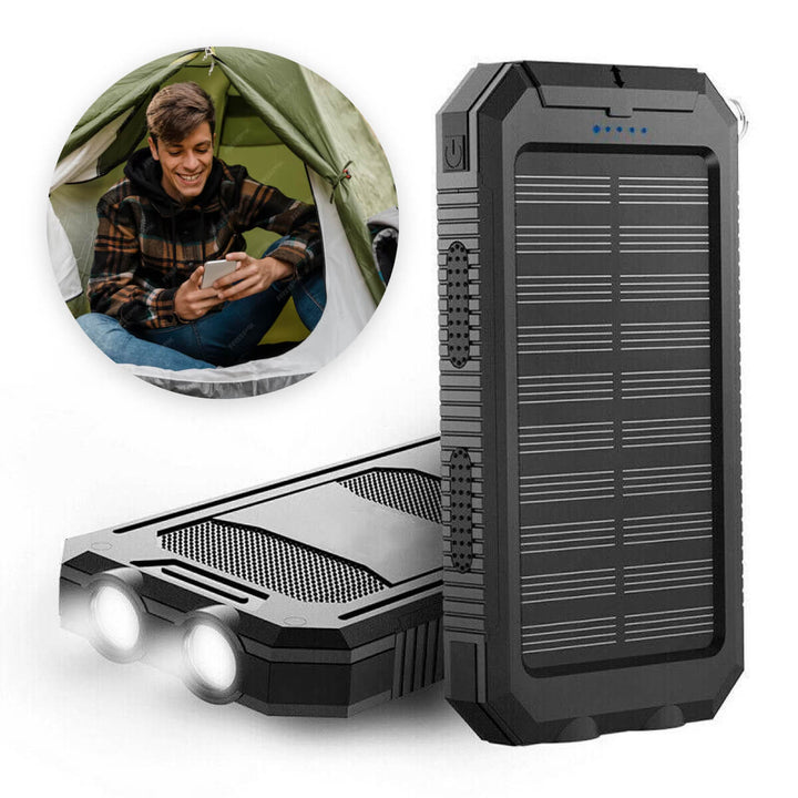 De 20000mAh zonne-powerbank laadt op in de zon, voor duurzame energie tijdens outdoor avonturen.