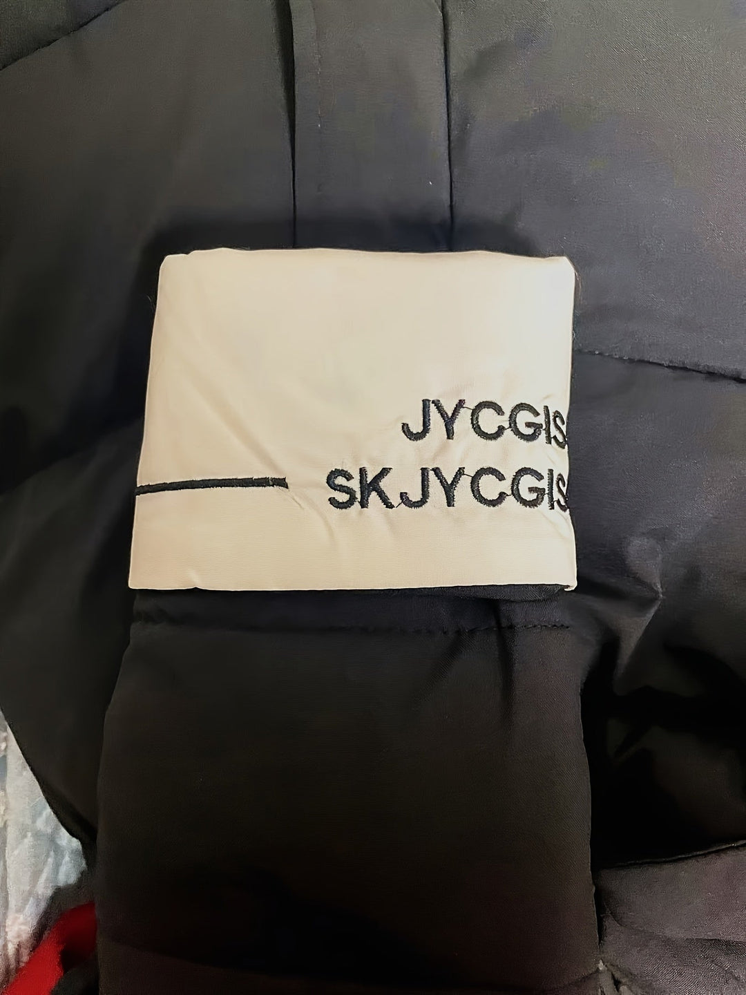 Lange meisjes winterjas, comfortabel en warm, met capuchon en praktische zakken voor winterkleding.