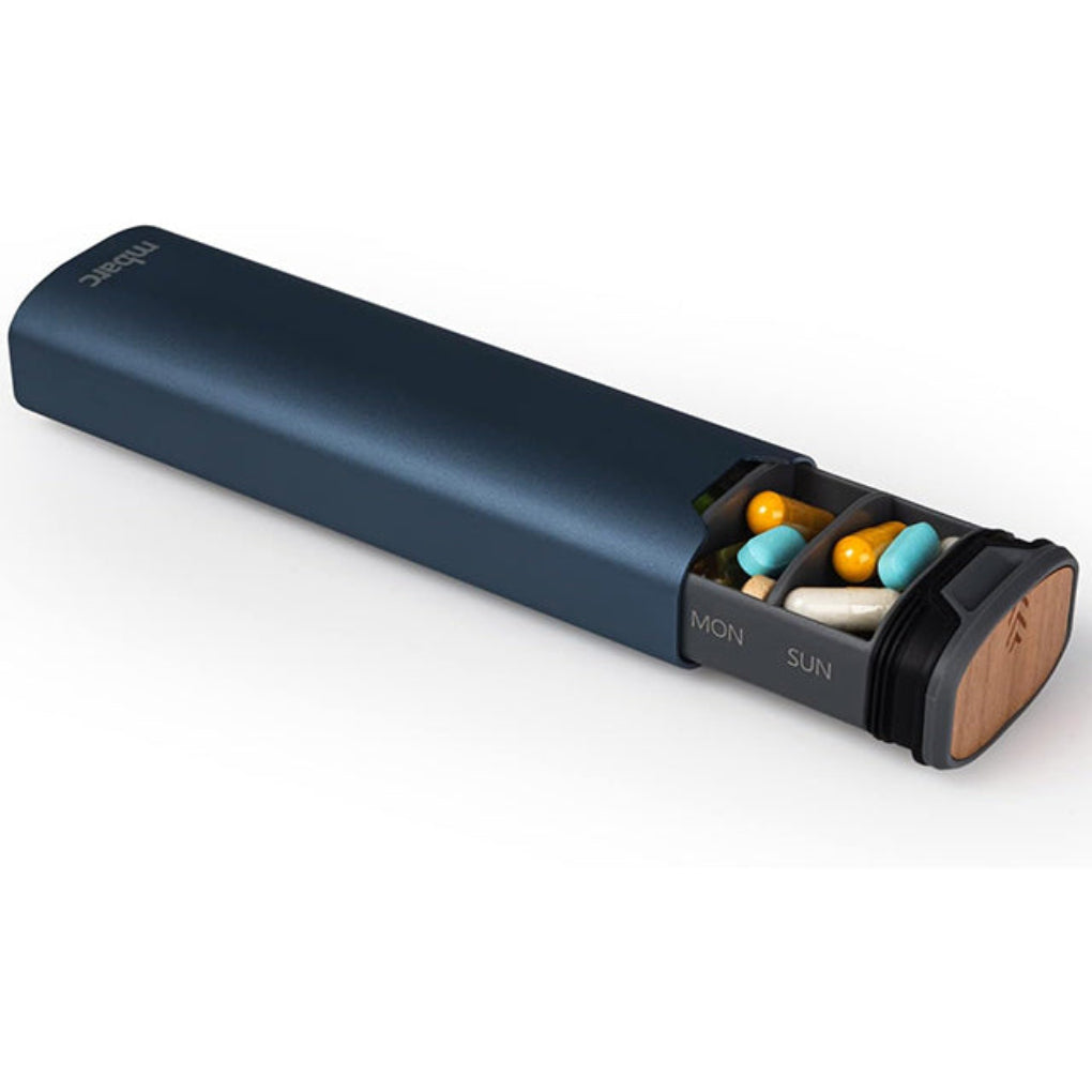 Stijlvolle 7-dagen pillendoos van aluminium en hout, ideaal voor dagelijks gebruik en medicatie opslag.