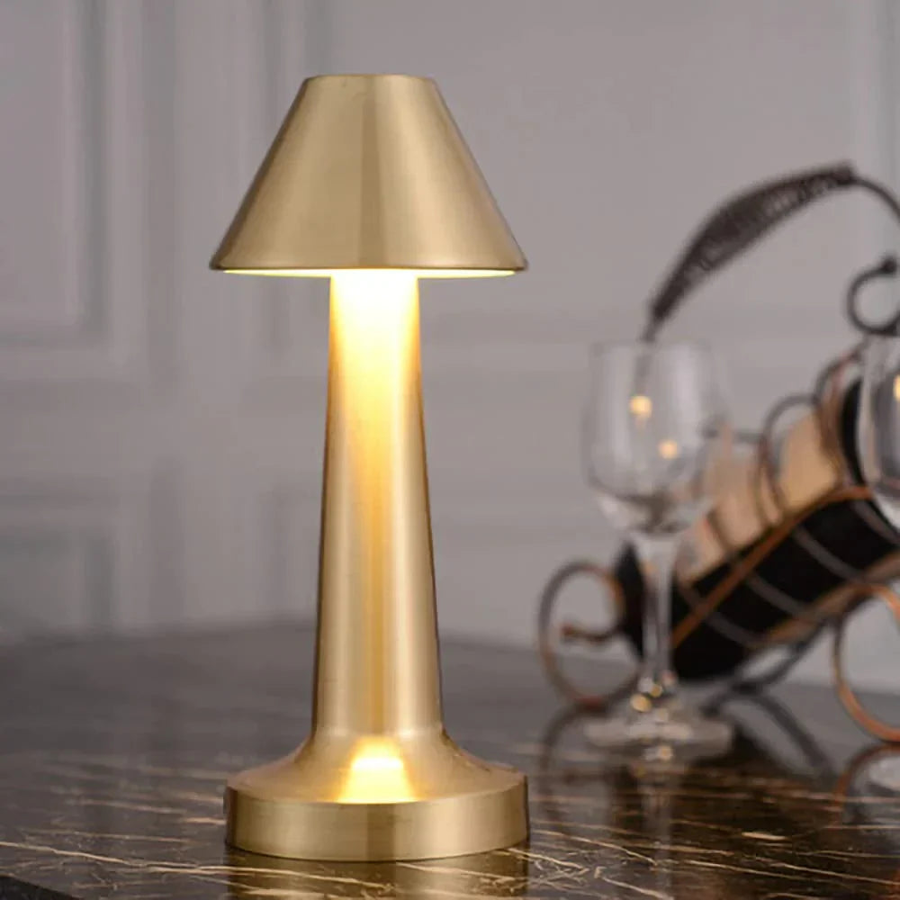 Moderne SleekGlow tafellamp met dimbare LED verlichting, perfect voor sfeervolle interieurs.