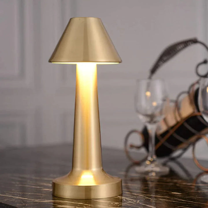 Moderne SleekGlow tafellamp met dimbare LED verlichting, perfect voor sfeervolle interieurs.