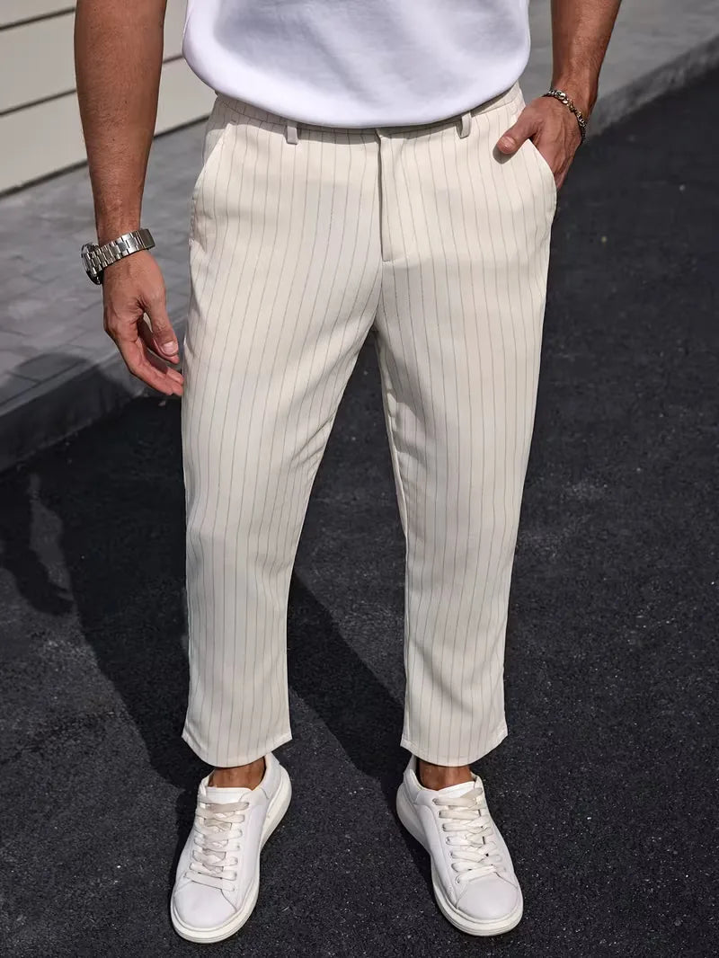 Witte tapered slim fit pinstripe heren pantalon, cropped en trendy voor lente- en zomeroutfits.