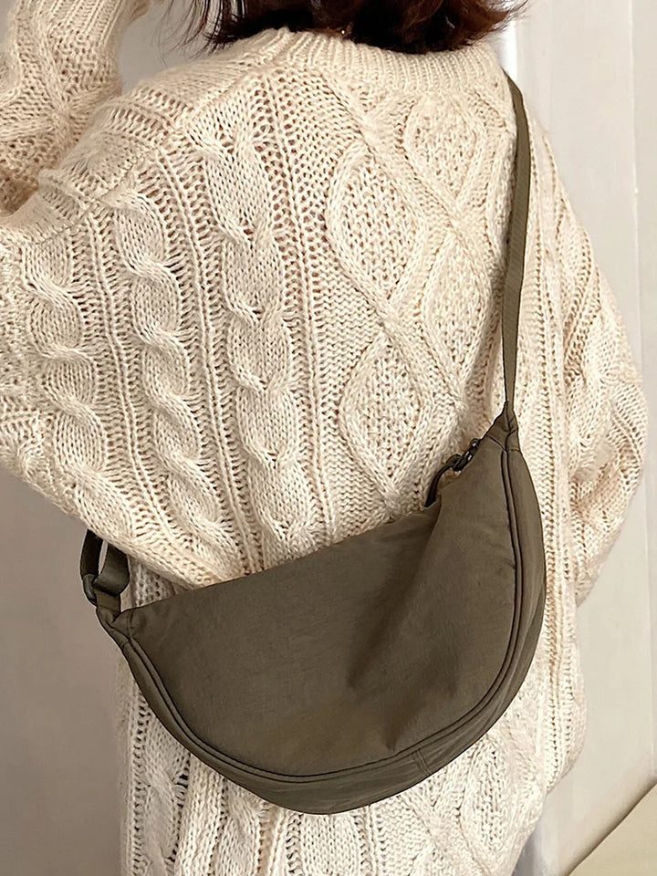 Trendy dames handtas: de dumpling crossbody, perfect voor een modieuze touch.
