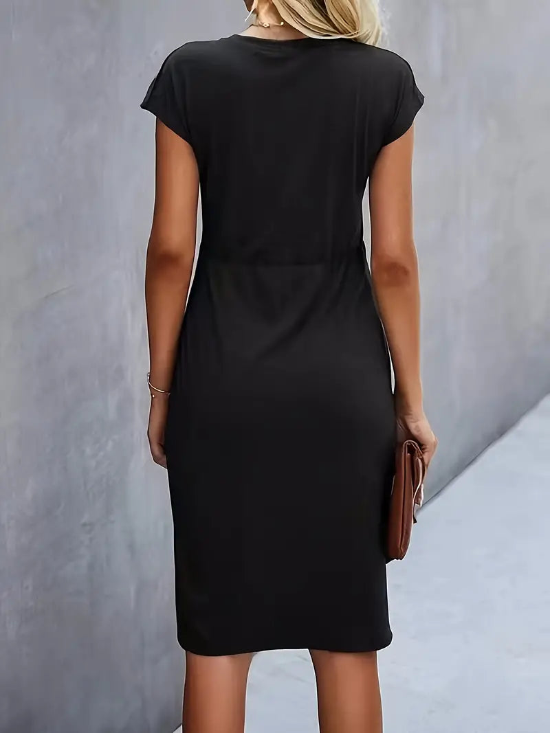 Model draagt een comfortabel stretch damesjurkje, zijaanzicht. Accentueert de elegante pasvorm.