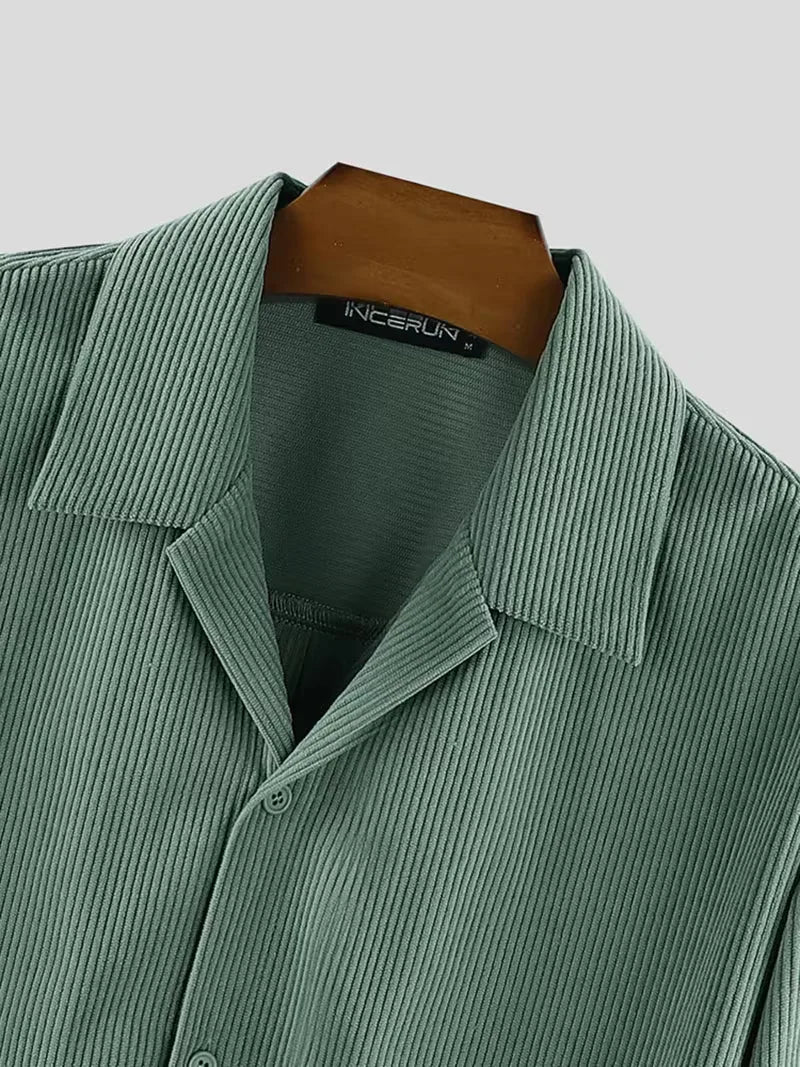 Stijlvol oversized heren overhemd met V-hals en lange mouwen, ideaal voor een trendy casual look.