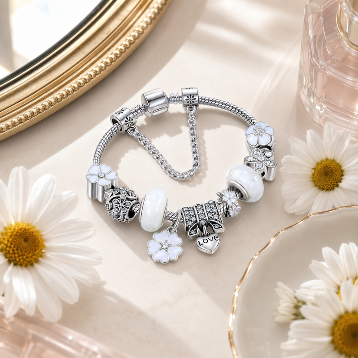 Zilveren damesarmband met bloemen charms, een prachtig cadeau-idee voor haar, gemaakt van 925 zilver.