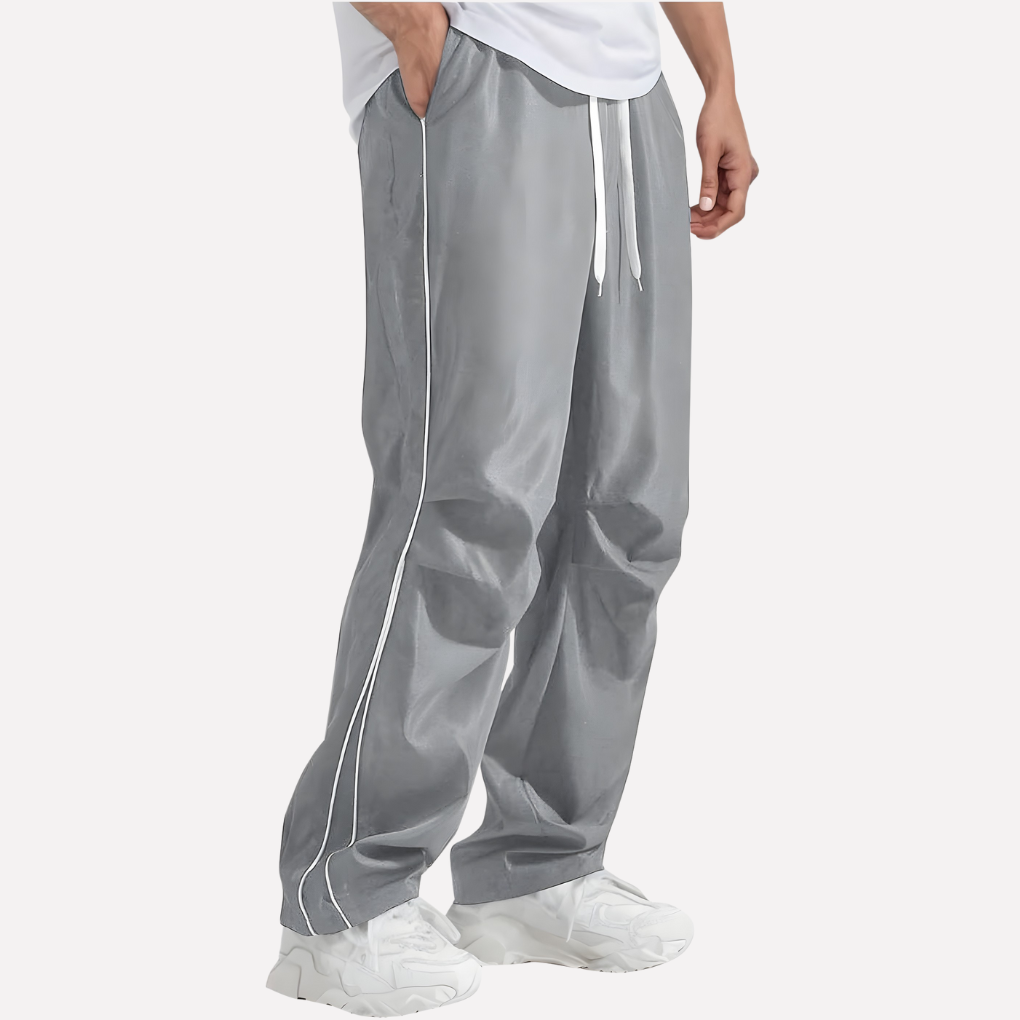 Netjes opgevouwen heren jogger broek van polyester met zijstrepen, benadrukt kwaliteit en stijl voor dagelijks gebruik.