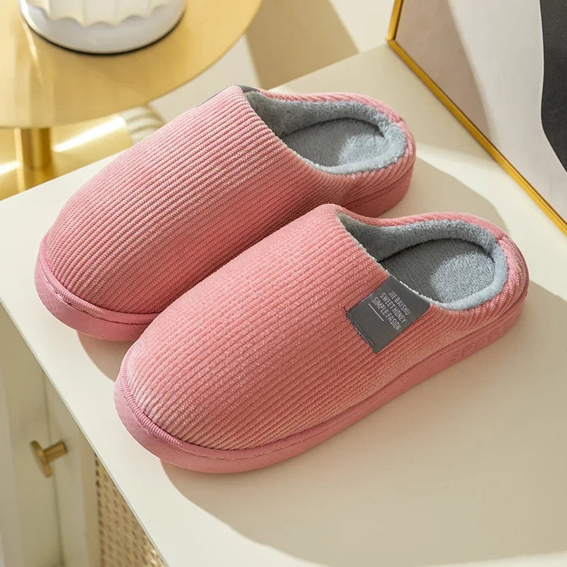 Pluche SunStride unisex winterpantoffels, comfortabel en warm, ideaal voor binnen- en buitengebruik.