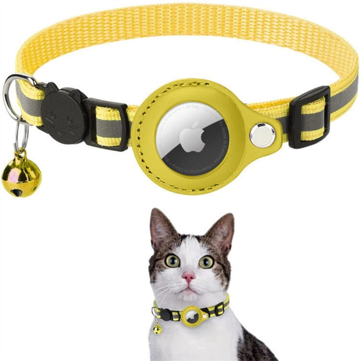 Kattenhalsband Milo met GPS-tracker veilig bevestigd in de houder.
