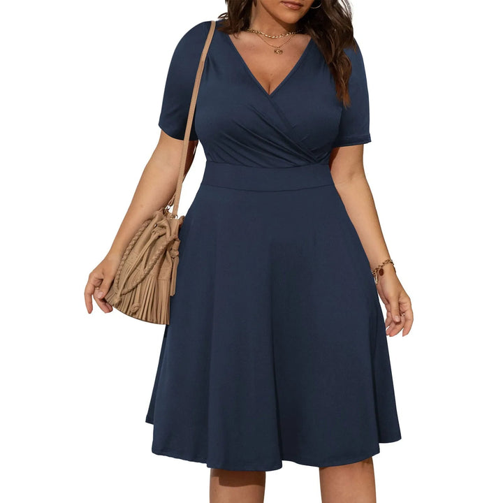 Comfortabele plus-size zomerjurk met korte mouwen, in een elegante A-lijn midi model. Geschikt voor formele events.
