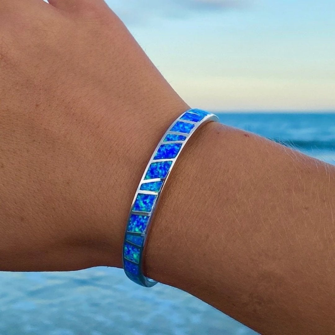 Dames zilveren armband met ovale blauwe opaal, sprankelend en elegant. Ideaal als geschenk.