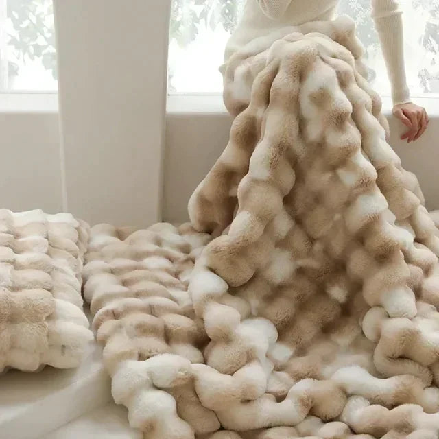 Unisex witte fluffy imitatiebont deken, zacht en comfortabel, voor ontspanning of warmte thuis.