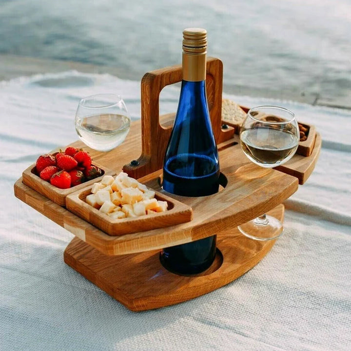 Houten wijntafel voor picknick, ideaal voor 2 glazen en fles buiten op het gras.