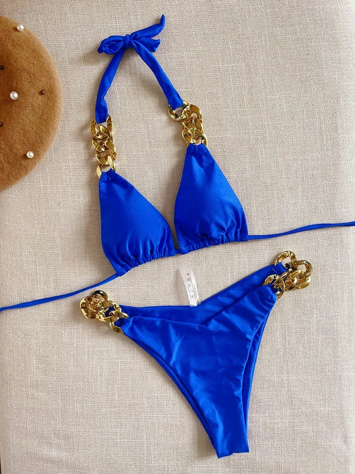 Elegante dames bikini set met blauw triangel topje en zwarte broekje, klaar voor de zomer.