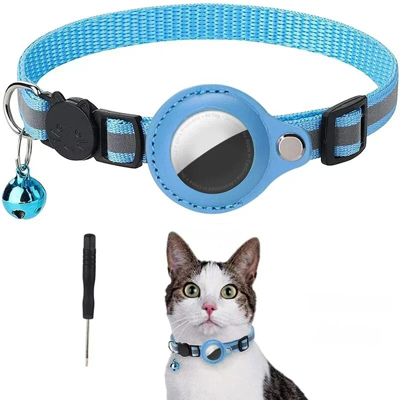 Huisdier accessoire: de GPS tracker op een tafel, samen met een halsband en sleutels.