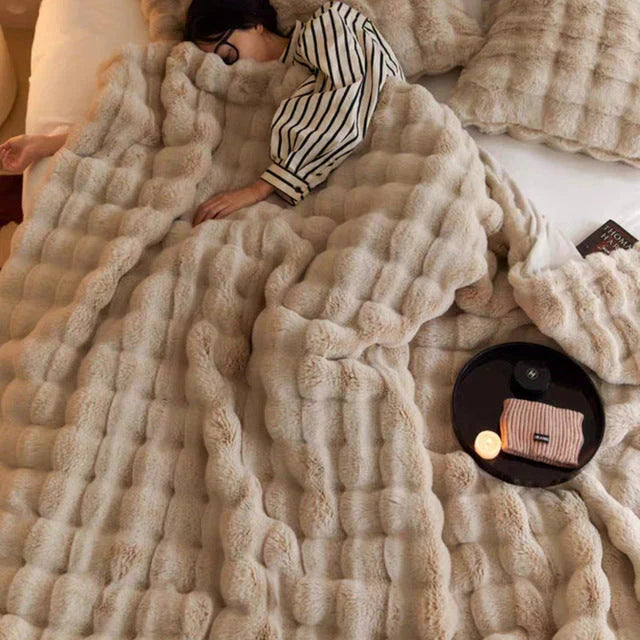 Groot SnuggleFur plaid; zacht faux bont woondeken, ideaal als interieur eyecatcher en bron van warmte.