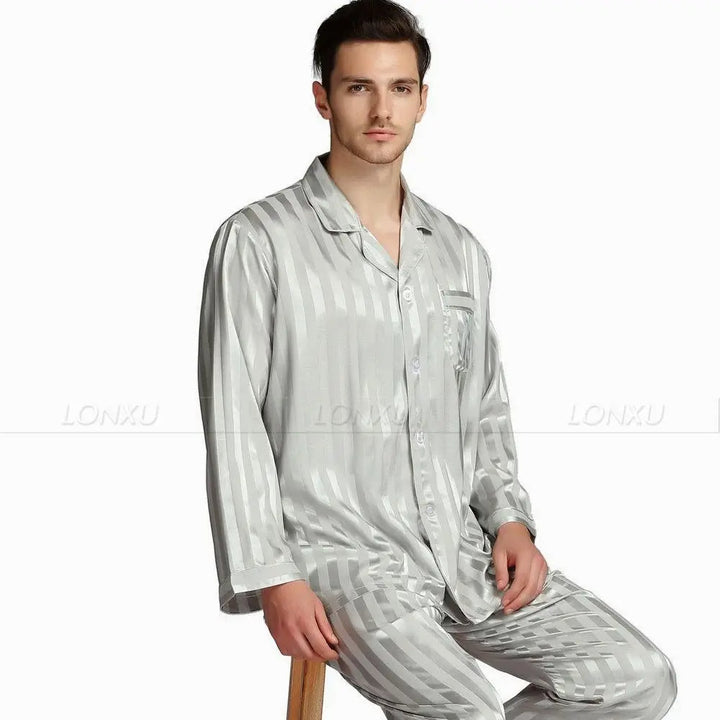 Man ontspant in stijlvolle zijden herenpyjama, ideale nachtkleding en huispak voor de moderne man.