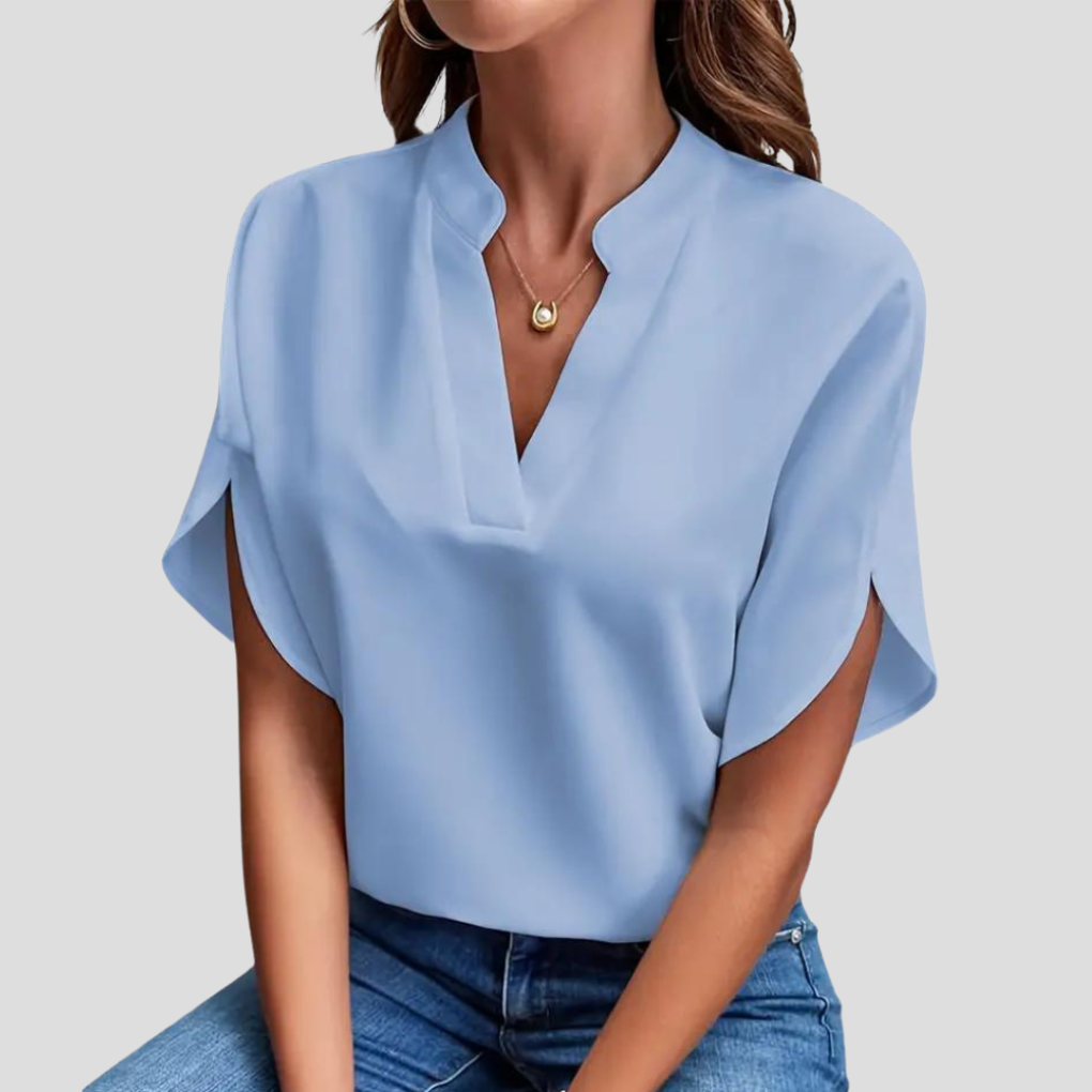 Modieuze damesblouse met V-hals en korte mouwen, een luchtige en lichte zomerblouse voor elke gelegenheid.