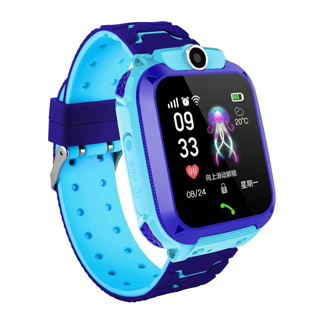 Kind speelt veilig met waterdichte smartwatch, locatie tracker en SOS-functie voor gemoedsrust ouders.