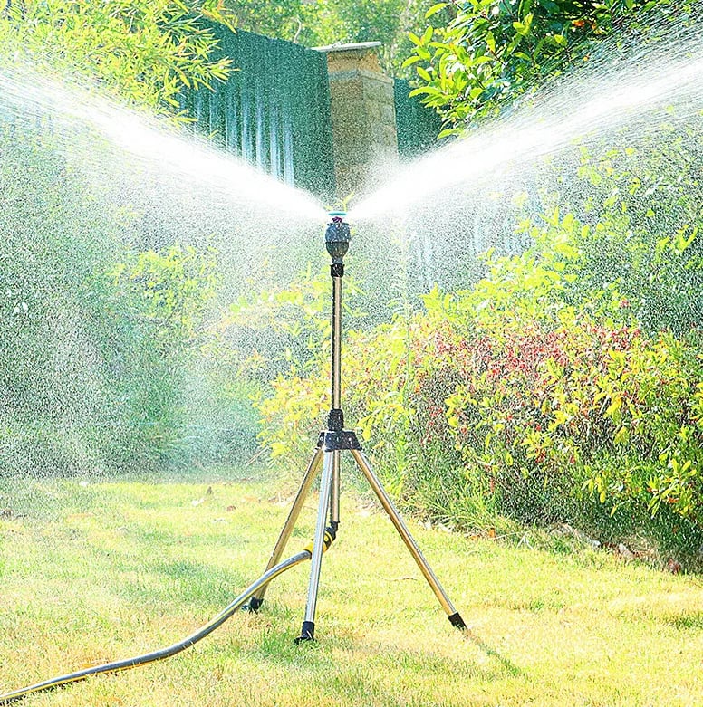 360° roterende tuinsproeier van roestvrij staal met verstelbaar statief voor optimale tuinirrigatie.