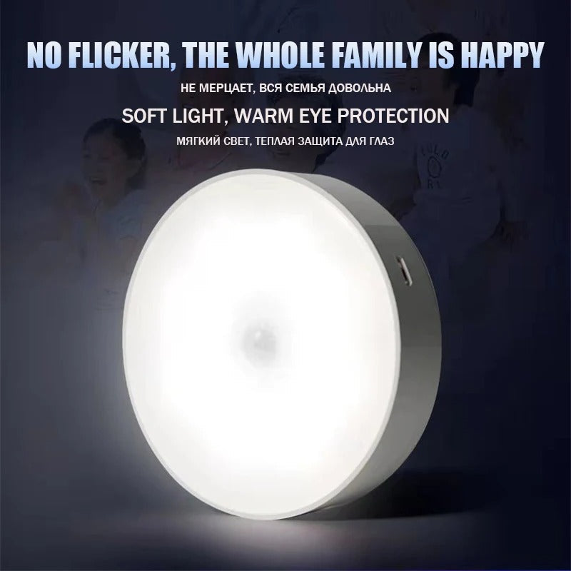 Zelfklevende LED batterijlamp die automatisch aangaat, ideaal voor sfeerlicht in de gang.